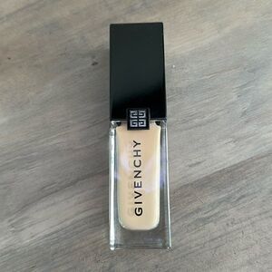 GIVENCHY - Prisme Libre Skin-Caring Glow Foundation- shade 1C105